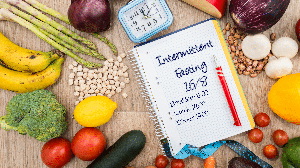 O jejum intermitente é uma estratégia que alterna períodos de alimentação com períodos de jejum calórico (Imagem: SeluGallego | Shutterstock)