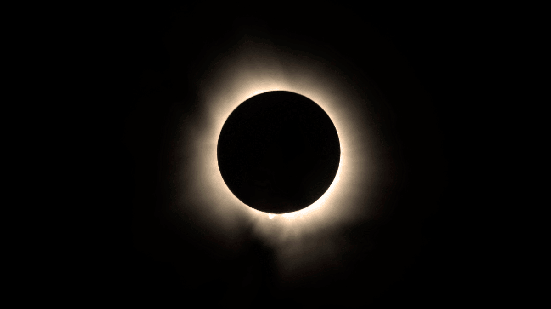 A proximidade dos eclipses de agosto aumenta o interesse pelos possíveis efeitos desses fenômenos (Imagem: Emily Roark | Shutterstock)