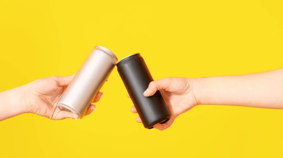 Os energéticos contêm compostos que potencializam os efeitos da cafeína no sistema nervoso, aumentando o esforço do coração (Imagem: 
Pixel-Shot | Shutterstock)