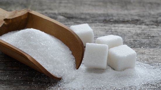 O consumo excessivo de açúcar é prejudicial para a saúde (Imagem: Kerim Koca | Shutterstock)