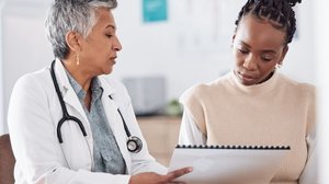 A medicina lida com variáveis complexas e nem todo procedimento que não sai como esperado pode ser considerado erro médico (Imagem: PeopleImages.com - Yuri A | Shutterstock)