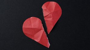 A infidelidade pode significar algo muito além de impulso sexual (Imagem: New África | Shutterstock)