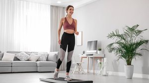 A retro walking costuma ser incorporada a protocolos de reabilitação, condicionamento funcional e preparação esportiva específica (Imagem: New Africa | Shutterstock)