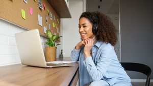 A despesa pública consiste nos gastos realizados pelos entes públicos para o funcionamento e manutenção dos serviços públicos (Imagem: Ground Picture | Shutterstock)