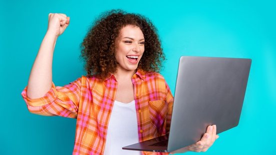 Graduação acelerada ganha força entre adultos que valorizam modelos com maior flexibilidade e previsibilidade (Imagem: Roman Samborskyi | Shutterstock)