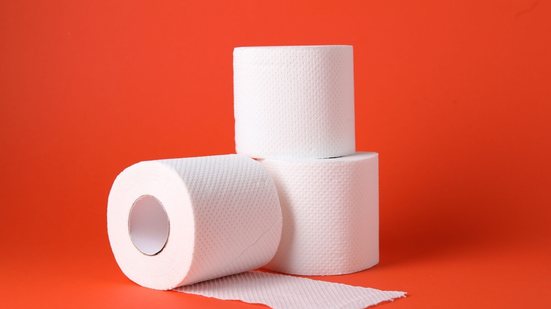 O frio pode alterar o funcionamento do organismo e aumentar tanto a vontade de urinar quanto o risco de retenção urinária (Imagem: New Africa | Shutterstock)