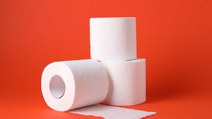 O frio pode alterar o funcionamento do organismo e aumentar tanto a vontade de urinar quanto o risco de retenção urinária (Imagem: New Africa | Shutterstock)