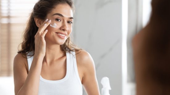 A nova tendência do skincare prioriza fórmulas calmantes e cuidado contínuo para fortalecer a barreira cutânea (Imagem: Prostock-studio | Shutterstock)