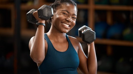 Genética, hormônios e estilo de vida estão entre os principais elementos que determinam os resultados dos exercícios físicos (Imagem: PeopleImages | Shutterstock)