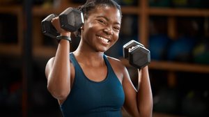 Genética, hormônios e estilo de vida estão entre os principais elementos que determinam os resultados dos exercícios físicos (Imagem: PeopleImages | Shutterstock)