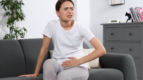 Queda de temperatura, menor ingestão de água e o uso de alguns tipos de tecido podem favorecer o surgimento da cistite (Imagem: New Africa | Shutterstock)