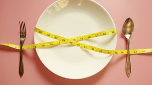 Por vezes, para emagrecer pode ser necessário outros cuidados além de comer pouco (Imagem: Boontoom Sae-Kor | Shutterstock)