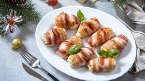 Enroladinho de frango com bacon e ricota (Imagem: Elena Hramova | Shutterstock)