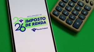 Ficar atento ao status da declaração após o envio pode prevenir erros e pendências fiscais (Imagem: Blossom Stock Studio | Shutterstock)
