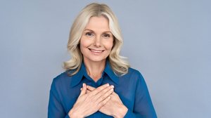 O envelhecimento provoca na mulher um movimento conjunto de mudanças que envolvem estética, hormônios, emoções e metabolismo (Imagem: Ground Picture | Shutterstock)