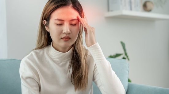 A escolha dos alimentos pode intensificar ou aliviar a enxaqueca (Imagem: shisu_ka | Shutterstock)