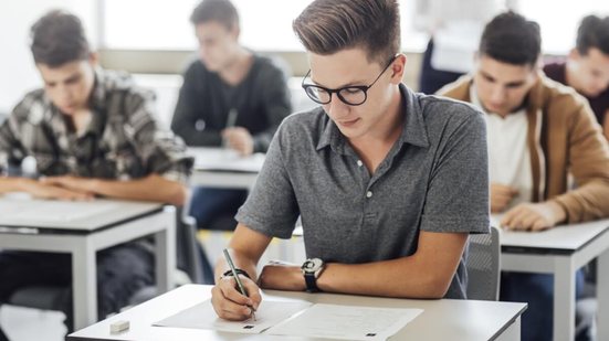 Erros gramaticais enfraquecem a credibilidade da redação (Imagem: LStockStudio | Shutterstock)