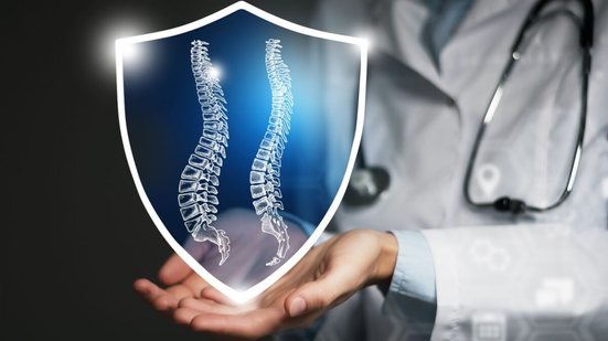 Escoliose pode evoluir de forma silenciosa e exige atenção aos sinais durante o crescimento (Imagem: mi_viri | Shutterstock)