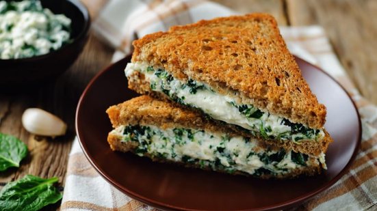 Sanduíche de espinafre com ricota (Imagem: Nataliya Arzamasova | Shutterstock)