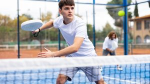 O esporte é uma ferramenta acessível e eficiente para fortalecer crianças e adolescentes (Imagem: BearFotos | Shutterstock)