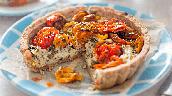 Torta crocante de tomate seco com muçarela (Imagem: Bartosz Luczak | Shutterstock)