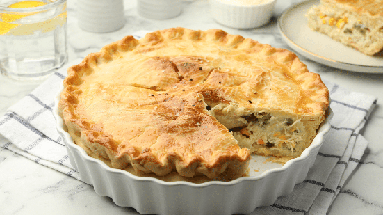Com massa crocante e recheio cremoso, essa receita torna cada garfada ainda mais irresistível (Imagem: New África | Shutterstock)