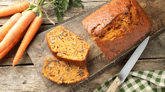 Essa versão do clássico bolo de cenoura é prática, saborosa e nutritiva (Imagem: New África | Shutterstock)