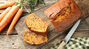 Essa versão do clássico bolo de cenoura é prática, saborosa e nutritiva (Imagem: New África | Shutterstock)