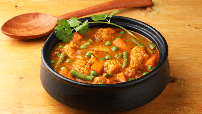 Esse curry de legumes vegetariano é fácil de fazer e combina com o jantar