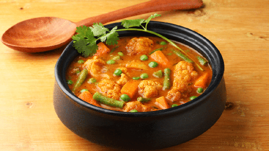 Esse curry de legumes vegetariano é fácil de fazer e combina com o jantar
