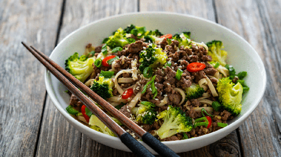 Macarrão com carne moída e brócolis(Imagem: Jacek Chabraszewski | Shutterstock)