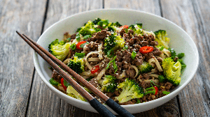 Macarrão com carne moída e brócolis(Imagem: Jacek Chabraszewski | Shutterstock)