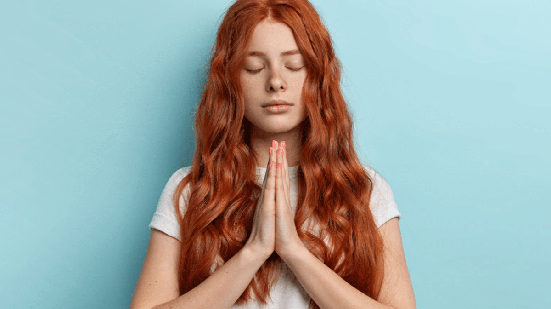 As preces representam uma fonte de inspiração, consolo e renovação espiritual (Imagem: Cast Of Thousands | Shutterstock)