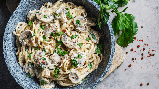 Espaguete cremoso com cogumelos (Imagem: Nina Firsova | Shutterstock)
