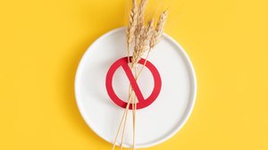 Doenças relacionadas ao glúten podem causar sintomas digestivos (Imagem: Galigrafiya | Shutterstock)