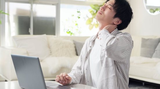 O cuidado começa quando o estalo passa a ser frequente, forçado ou acompanhado de dor (Imagem: mapo_japan | Shutterstock)