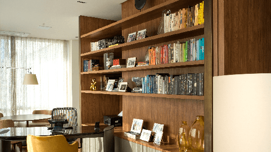 Estantes retornam aos projetos de interiores com visual mais leve e multifuncional (Projeto: Escritório Denise Barretto | Imagem: Rômulo Fialdini)