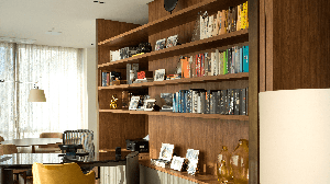 Estantes retornam aos projetos de interiores com visual mais leve e multifuncional (Projeto: Escritório Denise Barretto | Imagem: Rômulo Fialdini)