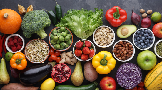 Os alimentos antioxidantes são essenciais para a proteção das células e fazem parte de uma alimentação equilibrada (Imagem: Max Acronym | Shutterstock)