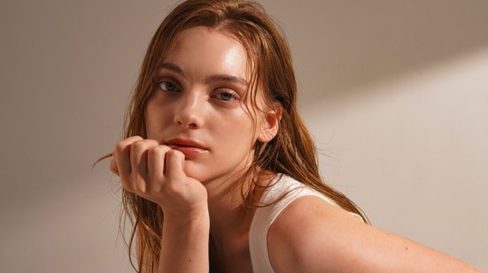 Quiet Beauty substitui intervenções invasivas e padronizadas por um cronograma de cuidados contínuos (Imagem: Hidden Stitch | Shutterstock)