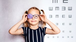 O diagnóstico precoce do estrabismo é essencial para o desenvolvimento saudável da visão infantil (Imagem: Marinesea | Shutterstock)