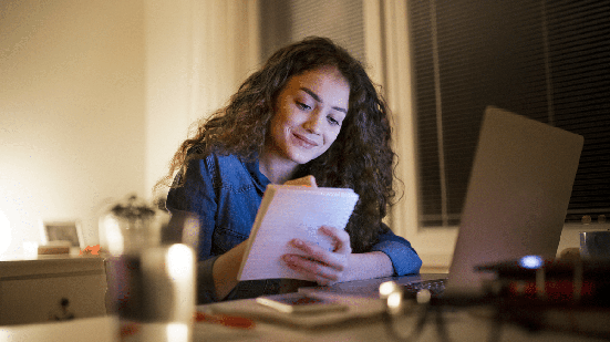O descanso também faz parte da preparação e pode influenciar a forma como o cérebro lida com o conteúdo estudado (Imagem: Halfpoint | Shutterstock)