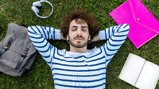 O descanso também faz parte de uma rotina equilibrada durante a preparação para as provas (Imagem: Daniel Hoz | Shutterstock)