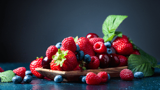 As frutas vermelhas são fonte de flavonois, composto bioativo associado a um menor risco de doenças cardíacas (Imagem: Igor Normann | Shutterstock)