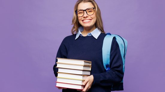 Questões interdisciplinares ganham ainda mais relevância nos vestibulares e exigem dos candidatos a capacidade de relacionar conhecimentos de diferentes áreas (Imagem: ViDI Studio | Shutterstock)