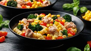 Salada de macarrão com atum (Imagem: DronG | Shutterstock)