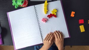 A ausência dos materiais adequados amplia desigualdades e impõe barreiras às crianças com deficiência visual (Imagem: Mishchenko Svitlana | Shutterstock)