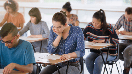 Saber como administrar o tempo durante o exame pode ajudar o candidato a aproveitar melhor cada etapa da prova (Imagem: KOTOIMAGES | Shutterstock)