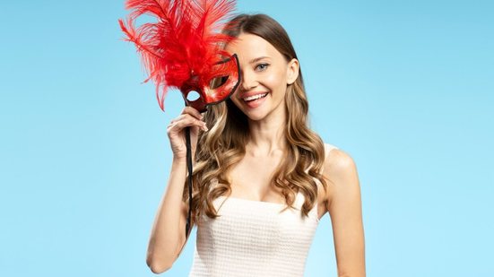 A personalidade e estilo dos signos podem ser traduzidas na fantasia de Carnaval (Imagem: AYO Production | Shutterstock)