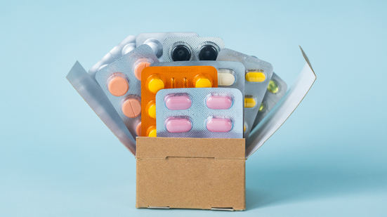 Armazenar medicamentos em casa exige cuidados com validade, conservação e segurança (Imagem: Andrzej Rostek | Shutterstock)